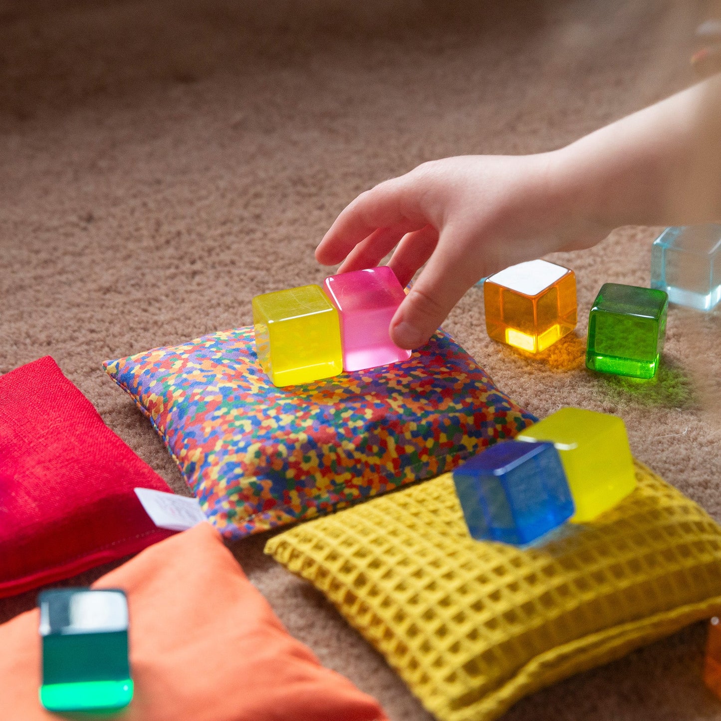 Sensorische pittenzakjes - Regenboog + regenboog confetti - 7 stuks