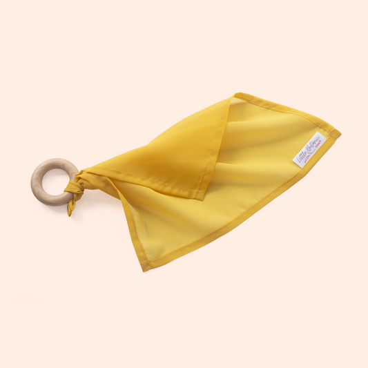 Playcycle speeldoek klein - 30cm - met houten ring - geel