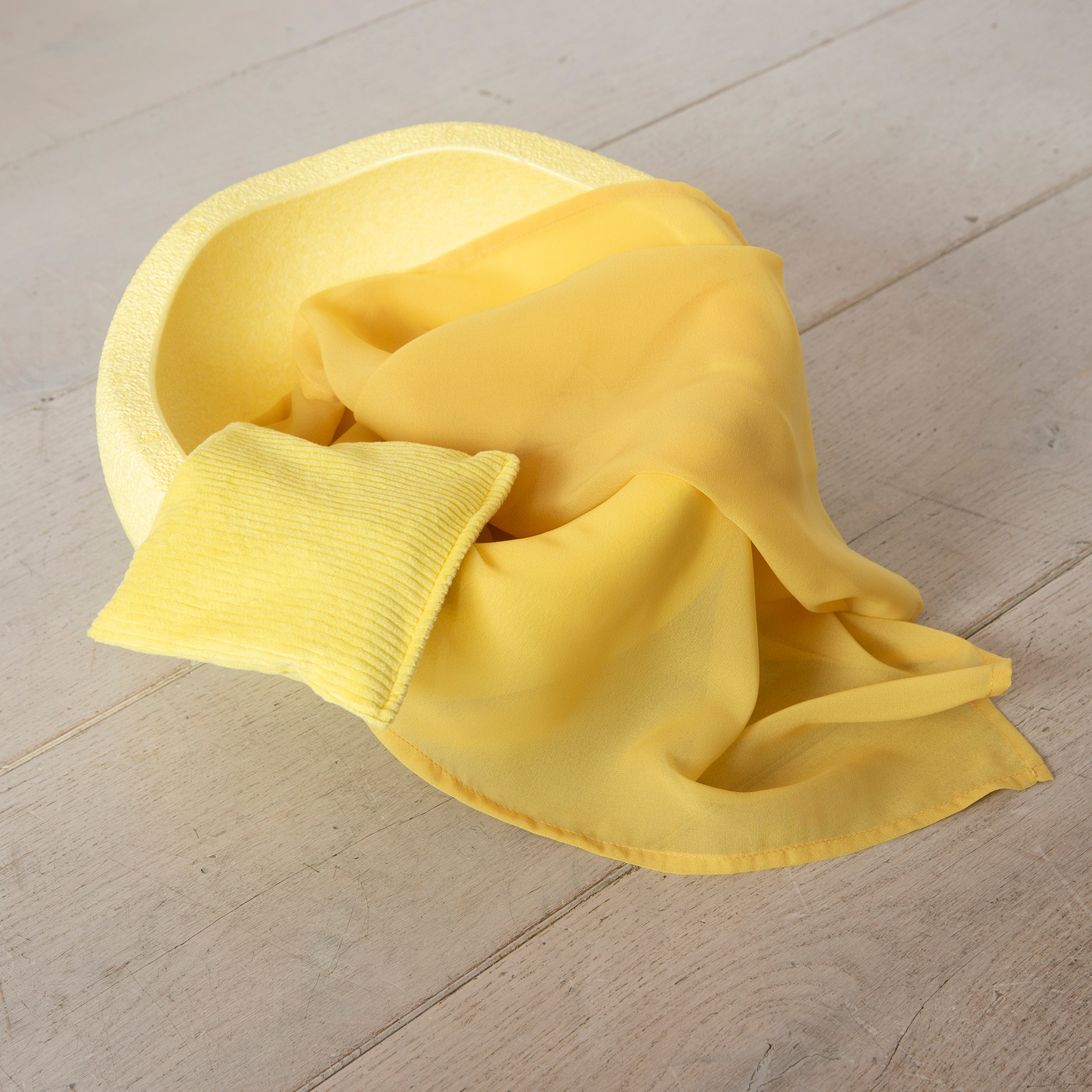 Playcycle speeldoek klein - 30cm - met houten ring - zachtgeel