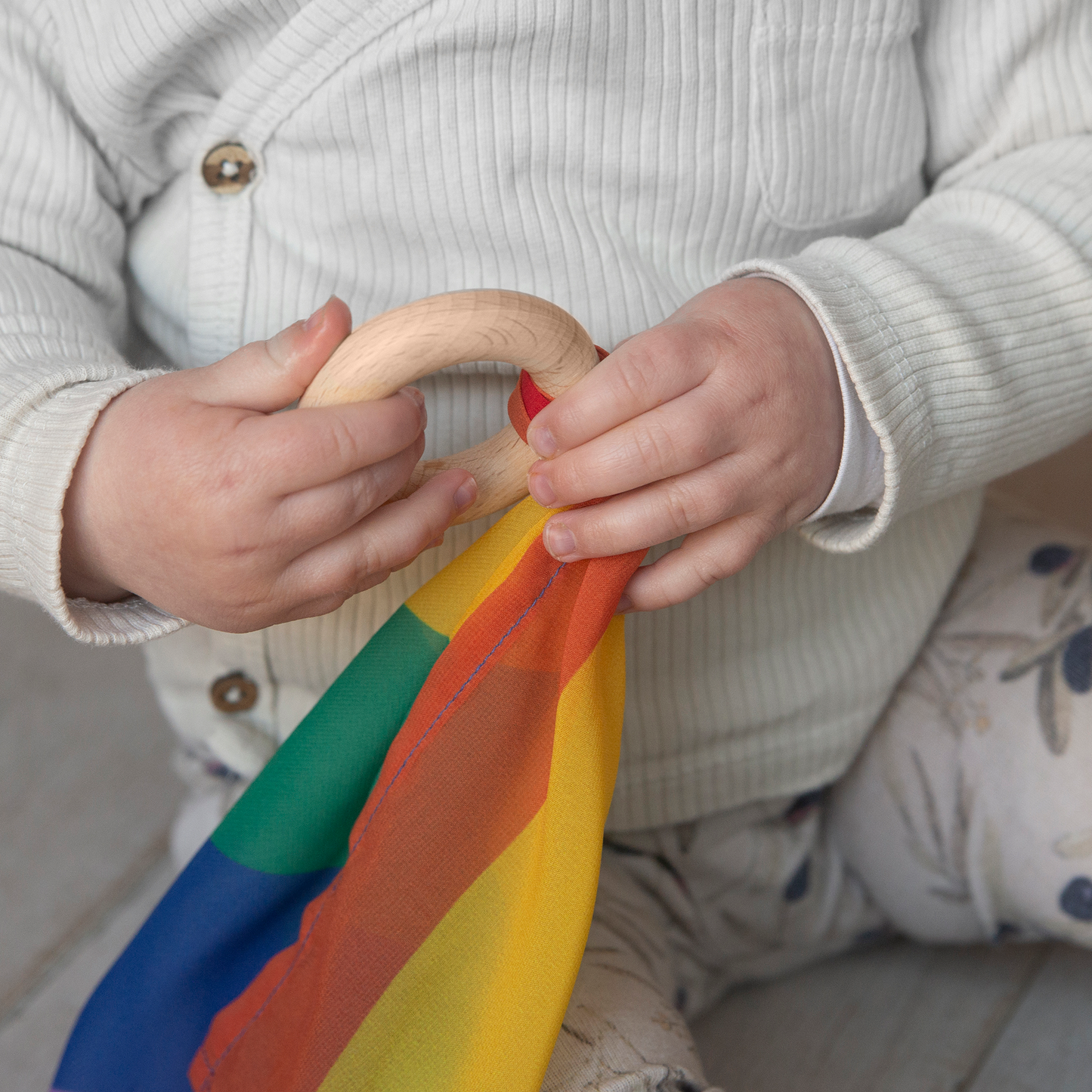 Playcycle speeldoek klein - 30cm - met houten ring - regenboog waves