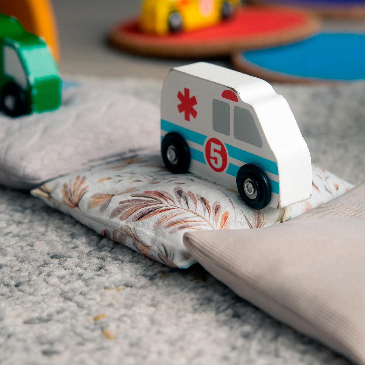 Weg van pittenzakjes met houten auto