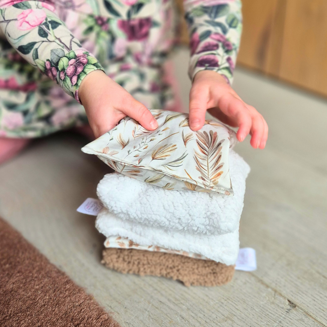 kind speelt met pittenzakjes in zachte kleuren